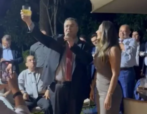 Dino exalta Ana Paula como sucessora em festa de despedida da política