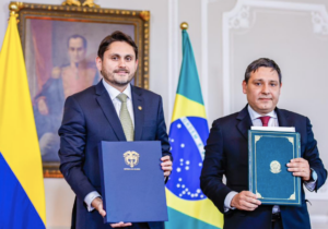 Juscelino Filho assina acordo internacional na Colômbia