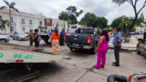 Prefeita de Anapurus tem carro rebocado em praça de São Luís