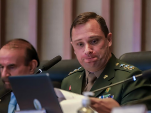 Bolsonaro mandou fraudar cartões de vacina, diz Cid à PF