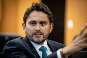 Depoimento de Juscelino Filho à PF é interrompido e ministro critica delegado