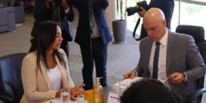 Eliziane Gama entrega relatório final da CPMI do 8/1 a Alexandre de Moraes