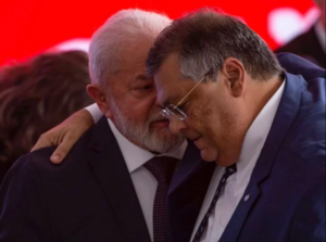 Flávio Dino admite a Lula possível volta ao Senado