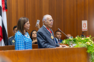 Sarney reconhece que há maus políticos, mas diz que também há injustiças