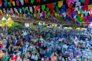 Multidão acompanha abertura oficial do Arraial da Assembleia
