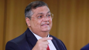 Dino é recordista de voos em jatinhos da FAB