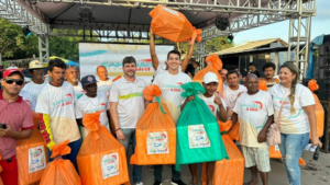 Pescadores do Arraial recebem kits em encerramento do 17º Festival do Camarão e Siri