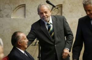 Lula em conversa de pé de ouvido com Sarney no STF