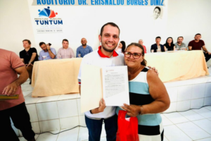 Fernando Pessoa entrega mais de 100 títulos de propriedade em Tuntum