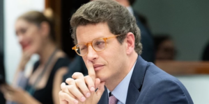 Salles não participou de reunião com madeireiras, diz relatório da PF
