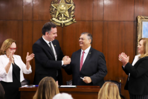 Dino silência sobre PEC que limita decisões do STF