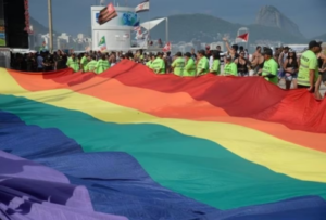 Câmara aprova projeto que proíbe crianças em parada gay