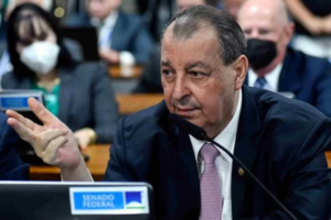 Até Aziz pressiona Dino por imagens de ministério no 8/1