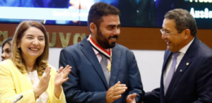 Dudu Diniz recebe Medalha Manoel Beckman na Assembleia