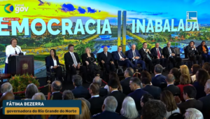 IMAGEM DO DIA: Sarney em destaque em ato pela Democracia