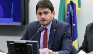 Juscelino quer médicos formados fora do país no combate à CoVID-19