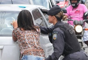 CCJ aprova PL que desobriga policial feminina de realizar revista íntima em mulher trans no MA