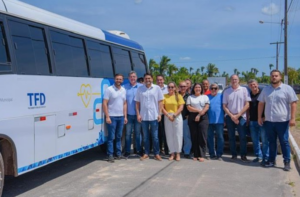 Juscelino vistoria obras e entrega ônibus do TFD em Santa Inês