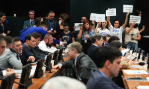 Projeto que concede anistia a condenados pelo 8/1 avança na Câmara