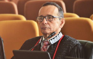 Desembargador Kleber Carvalho é aplaudido de pé ao ler nota de repúdio