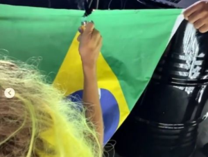 Cantora que fez performance ‘Educando com o C…’ na Ufma já queimou bandeira do Brasil