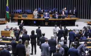Câmara aprova confisco de R$ 8 bilhões de brasileiros