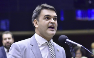 Câmara aprova texto-base da minirreforma eleitoral; votação segue hoje