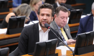 PF indicia André Janones por suspeita de esquema de ‘rachadinha’