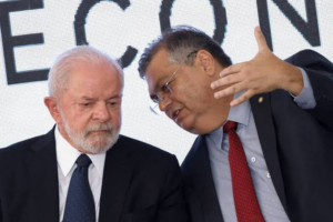 Lula sinaliza que Dino será seu escolhido ao STF