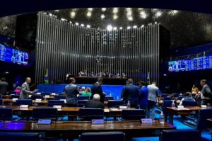 Senado aprova MP com reajuste salarial de 9% para servidores federais