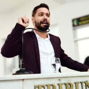Escândalo!!!! Prefeito Luciano Genésio assina contratos milionário para compra de enxoval em ano de eleição