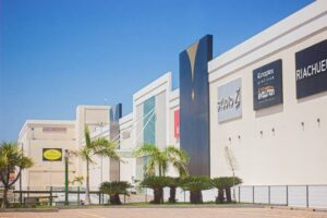 Criminosos roubam família de policial em estacionamento do Golden Shopping