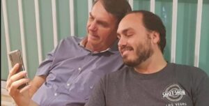 Produtor de fake news, Carluxo foge das redes temendo CPI do Congresso