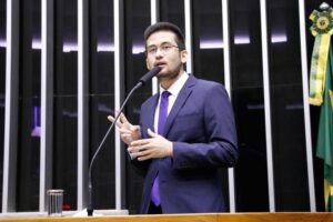 “Quanto mais apoia Bolsonaro, mais recebe dinheiro”, diz deputado Kim Kataguiri sobre Orçamento Secreto