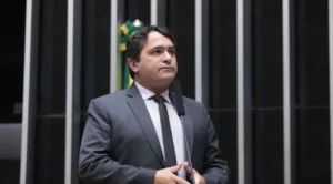 PL decide expulsar deputado Junior Lourenço por “trair” Bolsonaro e ajudar Janones
