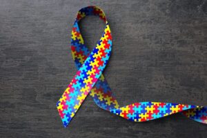 Deputados aprovaram regras para estimular a contratação de pessoas com autismo