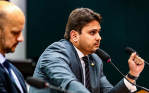 Ministro Juscelino Filho reitera esforços por telefonia e banda larga de qualidade