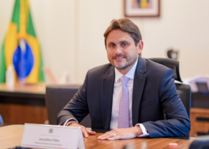 Banda larga em todas as escolas do país, prega Juscelino