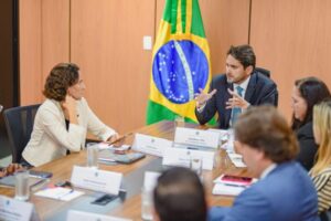 Ministro Juscelino Filho assina acordo com o BB para ampliar Computadores para Inclusão