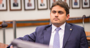 Juscelino Filho vai comandar processo de cassação de Eduardo Bolsonaro…