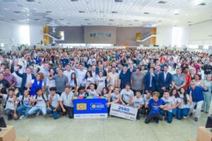 Juscelino entrega chips para alunos e computadores para escolas maranhenses