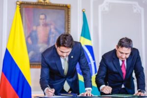 Juscelino Filho assina acordo internacional em viagem do presidente Lula a Colômbia