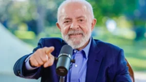 Lula é aprovado por 50% e venceria Bolsonaro, Michelle, Tarcísio e Marçal, diz pesquisa