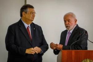 Dino mostra que vestiu a toga do STF, mas não perdeu a alma de político