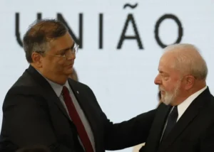 O que faz midiazona disparar fakes por tudo que é buraco não é Lula, não é Flávio Dino. É Lula e Flávio Dino