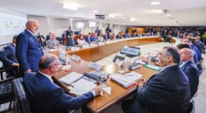 Juscelino Filho participa de reunião ministerial com presidente Lula