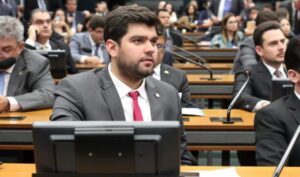 Marreca vence coordenação e impõe derrota a Dino na bancada