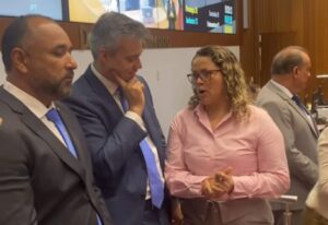 Assembleia derruba veto de Felipe Camarão a projeto de Mical Damasceno…