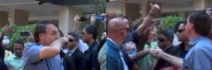 Em deboche contra o país, Bolsonaro quebra regras em Brasília..