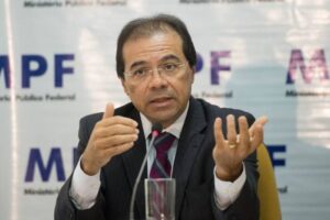 Dino defende discussão sobre papel das redes ao comentar ataque ao STF